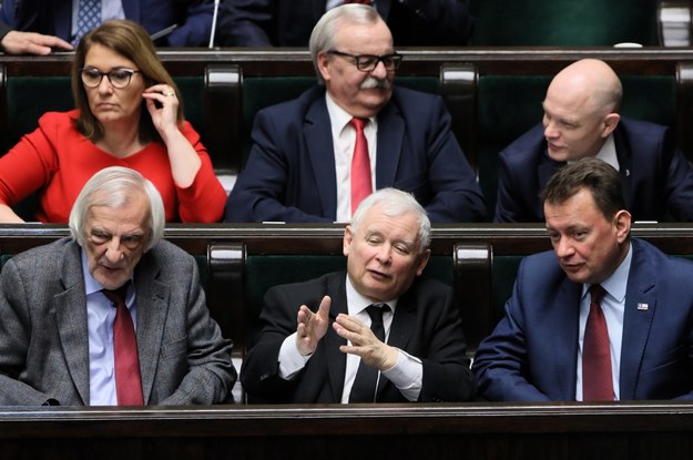 Prezes Pis Jarosław Kaczyński, minister obrony Mariusz Błaszczak, wicemarszałkowie Sejmu Ryszard Terlecki i Beata Mazurek, posłowie PiS Leonard Krasulski  Waldemar Andzel na sali sejmowej. /Leszek Szymański /PAP