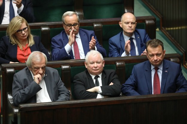 Prezes PiS Jarosław Kaczyński, minister obrony narodowej Mariusz Błaszczak (po prawej) i wicemarszałek Sejmu Ryszard Terlecki (po lewej) podczas posiedzenia Sejmu / 	Leszek Szymański    /PAP