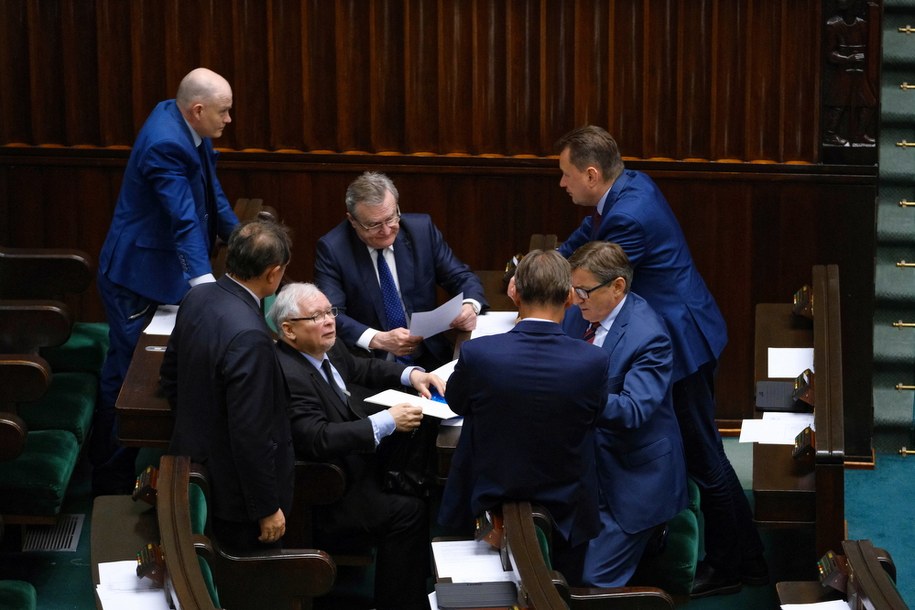 Prezes PiS Jarosław Kaczyński, minister obrony narodowej Mariusz Błaszczak, minister kultury Piotr Gliński, poseł PiS Waldemar Andzel i poseł PiS Marek Kuchciński podczas debaty nad wnioskiem o wotum nieufności wobec ministra zdrowia Łukasza Szumowskiego /Mateusz Marek /PAP