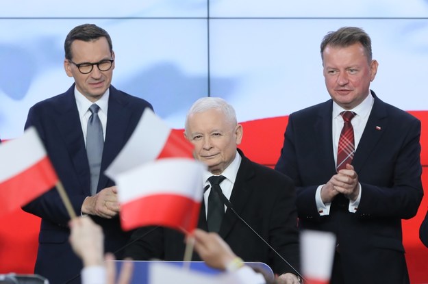 Prezes PiS Jarosław Kaczyński, minister obrony narodowej Mariusz Błaszczak oraz premier Mateusz Morawiecki podczas wieczoru wyborczego w sztabie wyborczym Prawa i Sprawiedliwości w Warszawie. /Tomasz Gzell /PAP