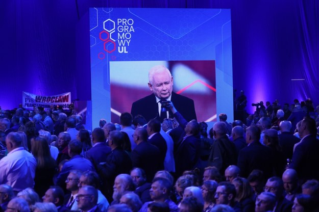 Prezes PiS Jarosław Kaczyński (na telebimie) podczas konwencji programowej Prawa i Sprawiedliwości w Warszawie / 	Leszek Szymański    /PAP