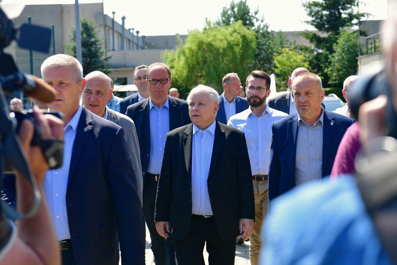 Prezes PiS Jarosław Kaczyński oraz europoseł Joachim Brudziński w miejscowości Dygowo pod Kołobrzegiem / 	Marcin Bielecki    /PAP