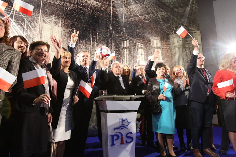 Prezes PiS Jarosław Kaczyński oraz kandydaci partii w wyborach parlamentarnych, podczas spotkania z wyborcami /Stanisław Rozpędzik /PAP