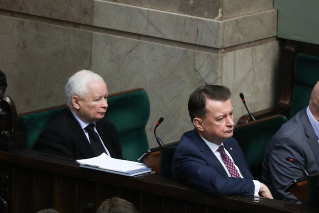 Prezes PiS Jarosław Kaczyński oraz wicepremier, minister obrony narodowej Mariusz Błaszczak na sali obrad Sejmu /Tomasz Gzell /PAP