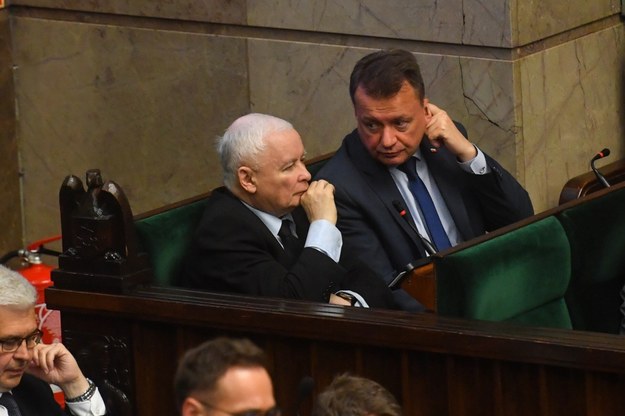Prezes PiS Jarosław Kaczyński oraz wicepremier, minister obrony narodowej Mariusz Błaszczak /Piotr Nowak /PAP/EPA