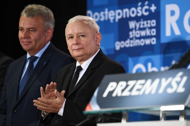 Prezes PiS Jarosław Kaczyński (po prawej) i kandydat PiS na prezydenta Przemyśla Janusz Hamryszczak podczas spotkania wyborczego partii właśnie w Przemyślu /Darek Delmanowicz /PAP