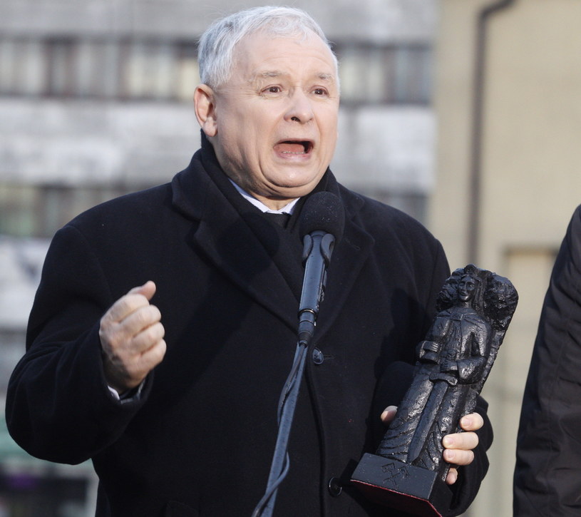 Prezes PiS Jarosław Kaczyński podczas briefingu przed kopalnią Pokój w Rudzie Śląskiej /Andrzej Grygiel /PAP