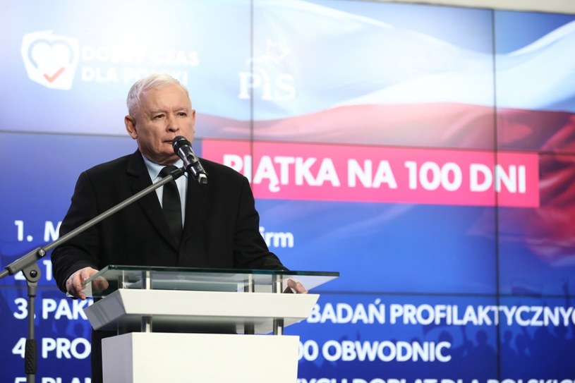 Prezes PiS Jarosław Kaczyński podczas konferencji prasowej w siedzibie partii na ulicy Nowogrodzkiej w Warszawie /fot. Andrzej Iwanczuk/REPORTER /Reporter