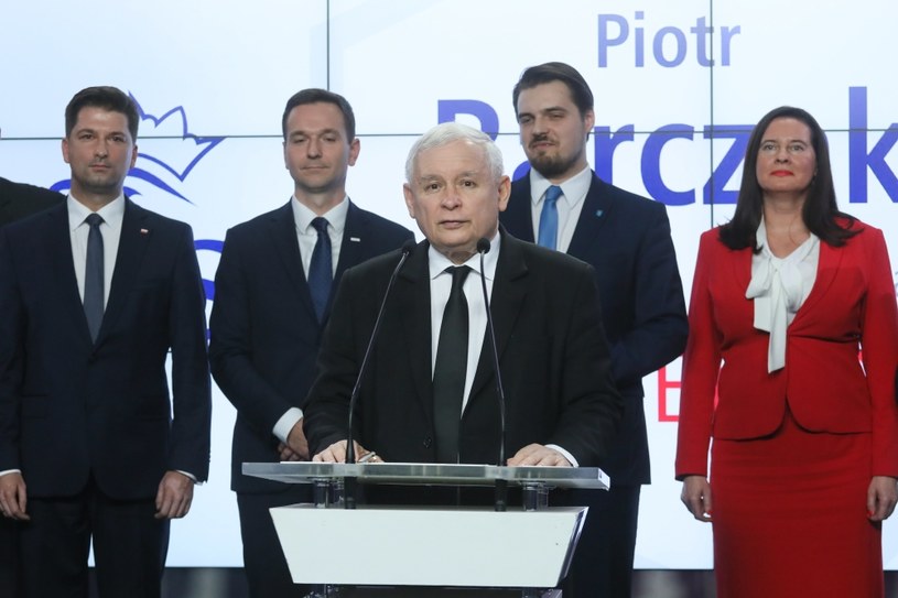 Prezes PiS Jarosław Kaczyński podczas oświadczenia dla mediów w siedzibie PiS w Warszawie. W tle, kandydaci Zjednoczonej Prawicy na prezydentów miast, od lewej: Lublina - Sylwester Tułajew, Łodzi - Waldemar Buda, Olsztyna - Michał Wypij i Opola - Violetta Porowska
fot. Paweł Supernak