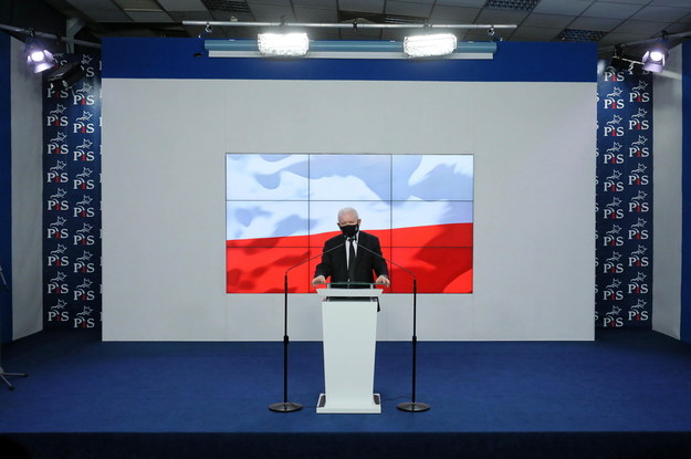 Prezes PiS Jarosław Kaczyński podczas oświadczenia dla mediów w sprawie toczącej się debaty na temat przyszłości Europy /Paweł Supernak /PAP
