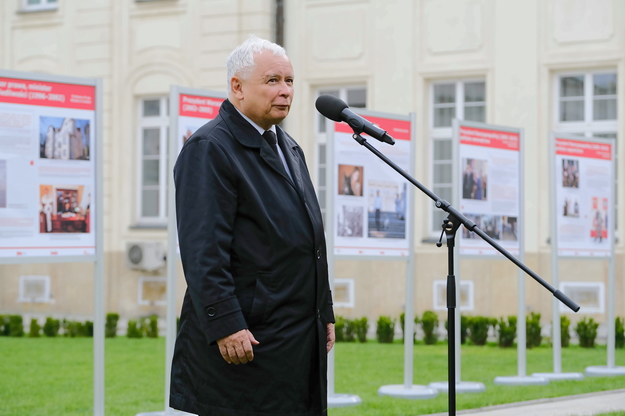 Prezes PiS Jarosław Kaczyński podczas otwarcia wystawy plenerowej „Lech Kaczyński. Człowiek Solidarności” /Mateusz Marek /PAP