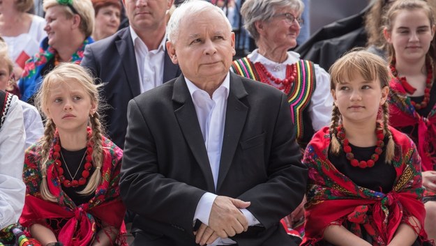 Prezes PiS Jarosław Kaczyński podczas pikniku rodzinnego #DobryCzasPL w amfiteatrze Kumowa Dolina w Chełmie /Wojtek Jargiło /PAP