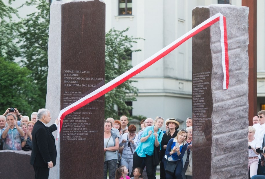 Prezes PiS Jarosław Kaczyński podczas uroczystości odsłonięcia i poświęcenia pomnika ofiar katastrofy smoleńskiej w Łodzi /Grzegorz Michałowski /PAP