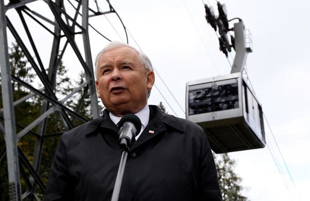 Prezes PiS Jarosław Kaczyński podczas wypowiedzi w rejonie dolnej stacji kolejki na Kasprowy Wierch /PAP