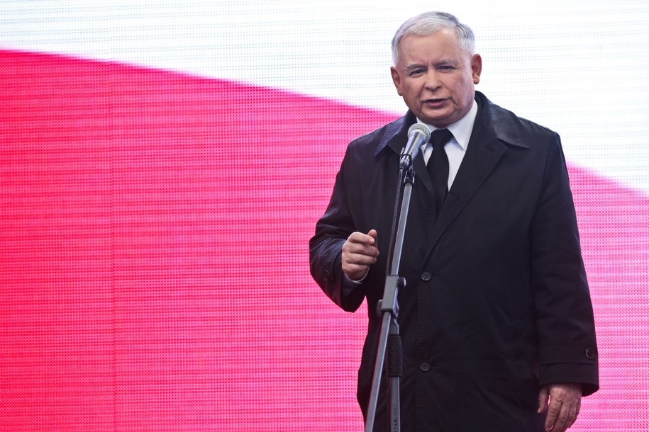 Prezes PiS Jarosław Kaczyński podczas wystąpienia przed Pałacem Prezydenckim na Krakowskim Przedmieściu w Warszawie /Rafał Guz /PAP