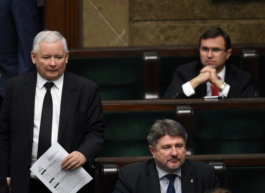 Prezes PiS Jarosław Kaczyński, poseł Zbigniew Girzyński (po prawej, z tyłu) i poseł Bogdan Rzońca w Sejmie (grudzień 2014) /Radek  Pietruszka /PAP