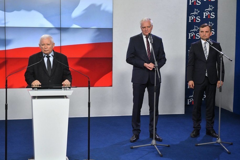 Prezes PiS Jarosław Kaczyński, prezes Porozumienia Jarosław Gowin oraz prezes Solidarnej Polski Zbigniew Ziobro / 	Radek Pietruszka   /PAP