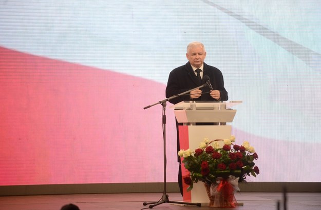 Prezes PiS Jarosław Kaczyński przemawia podczas Apelu Pamięci przed Pałacem Prezydenckim /Bartłomiej Zborowski /PAP
