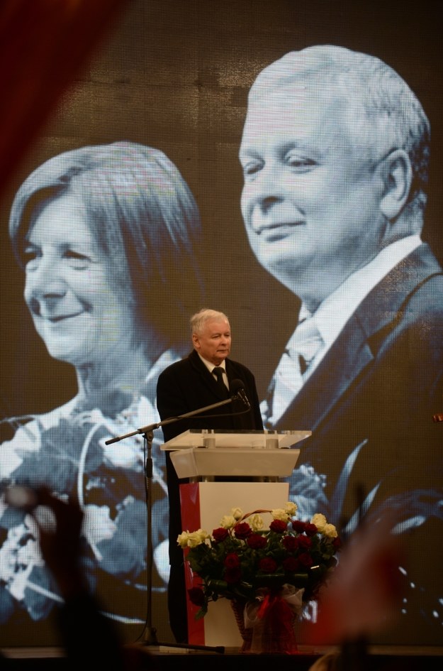 Prezes PiS Jarosław Kaczyński przemawia podczas Apelu Pamięci przed Pałacem Prezydenckim /Bartłomiej Zborowski /PAP