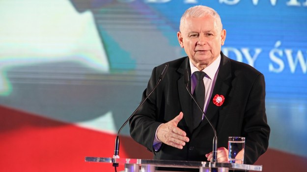 Prezes PiS Jarosław Kaczyński przemawia podczas sobotniego spotkania patriotycznego w Hotelu Sheraton w Krakowie /Stanisław Rozpędzik /PAP