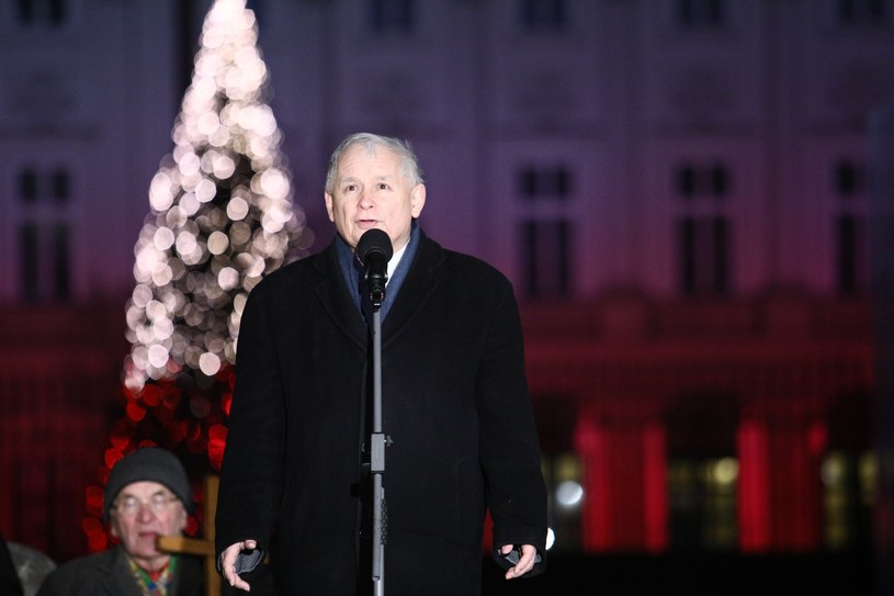 Prezes PiS Jarosław Kaczyński przemawia przed Pałacem Prezydenckim w Warszawie / 	Leszek Szymański    /PAP