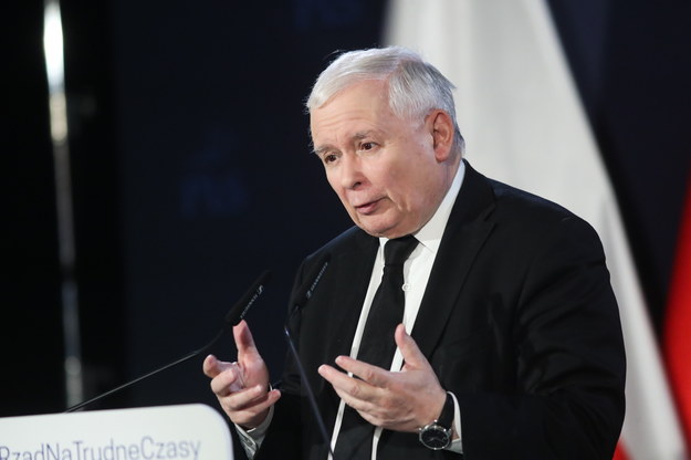 Prezes PiS Jarosław Kaczyński przemawiający w Sieradzu /Roman Zawistowski /PAP