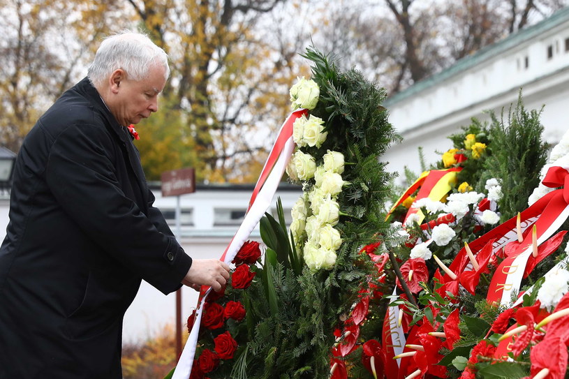 Prezes PiS Jarosław Kaczyński składa kwiaty przed pomnikiem Józefa Piłsudskiego przy Belwederze w Warszawie /Rafał Guz /PAP