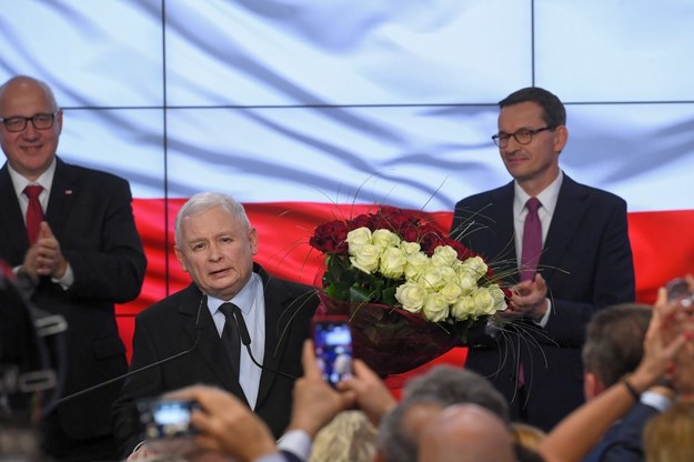 Prezes PiS Jarosław Kaczyński (w centrum), europoseł Joachim Brudziński (po lewej) i premier Mateusz Morawiecki (po prawej) w sztabie wyborczym Prawa i Sprawiedliwości / 	Radek Pietruszka   /PAP