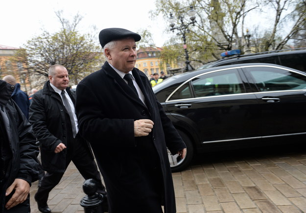 Prezes PiS Jarosław Kaczyński w drodze na mszę świętą w intencji ofiar katastrofy smoleńskiej /Marcin Obara /PAP