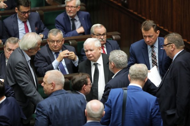Prezes PiS Jarosław Kaczyński w otoczeniu polityków partii w Sejmie /	Wojciech Olkuśnik /PAP