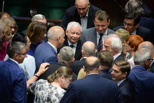 Prezes PiS Jarosław Kaczyński w otoczeniu polityków Prawa i Srawiedliwości na sali plenarnej Sejmu, 20 lipca 2017 /Jacek Turczyk /PAP