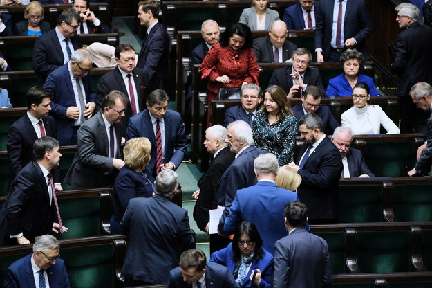 Prezes PiS Jarosław Kaczyński w otoczeniu polityków swojej partii na sali sejmowej /Mateusz Marek /PAP