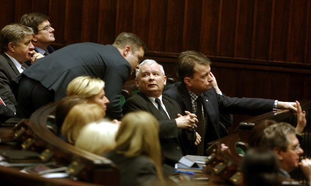 Prezes PiS Jarosław Kaczyński (w środku), rzecznik PiS Adam Hofman (po lewej) i szef klubu PiS Mariusz Błaszczak w Sejmie /Tomasz Gzell /PAP/EPA