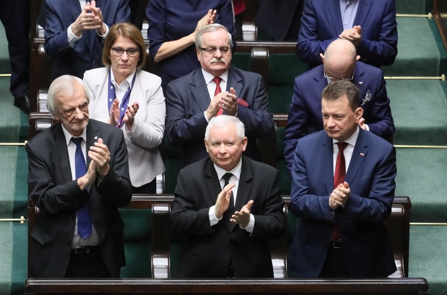 Prezes PiS Jarosław Kaczyński, wicemarszałek Sejmu Ryszard Terlecki (po lewej) i szef MSWiA Mariusz Błaszczak w Sejmie podczas posiedzenia Zgromadzenia Narodowego, zwołanego z okazji 150. rocznicy urodzin marszałka Józefa Piłsudskiego /Paweł Supernak /PAP