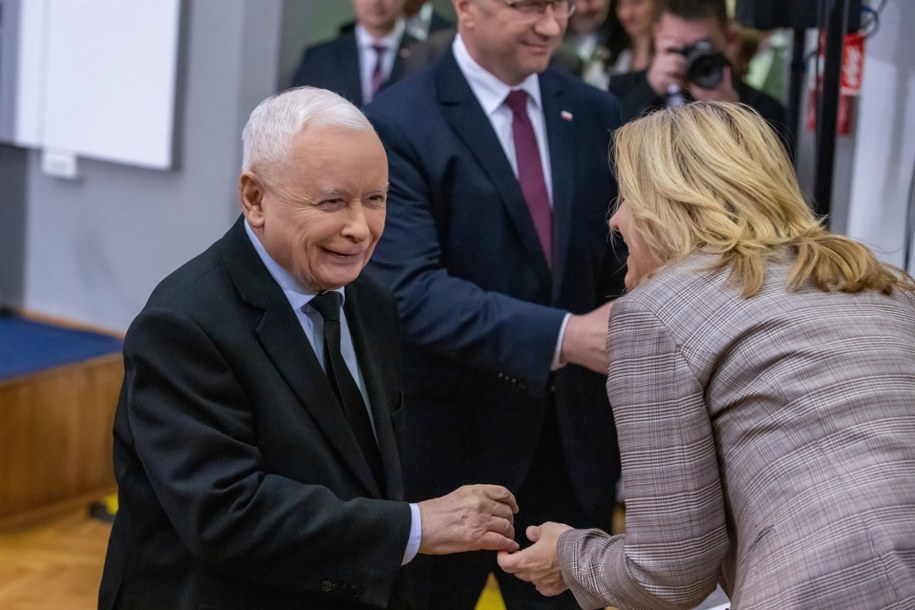 Prezes PiS Jarosław Kaczyński wita się z posłanką Joann Lichocką podczas konferencji w Bydgoszczy, /Agnieszka Bielecka /PAP