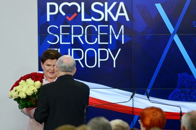 Prezes PiS Jarosław Kaczyński wręcza wicepremier Beacie Szydło kwiaty / 	Jakub Kamiński    /PAP