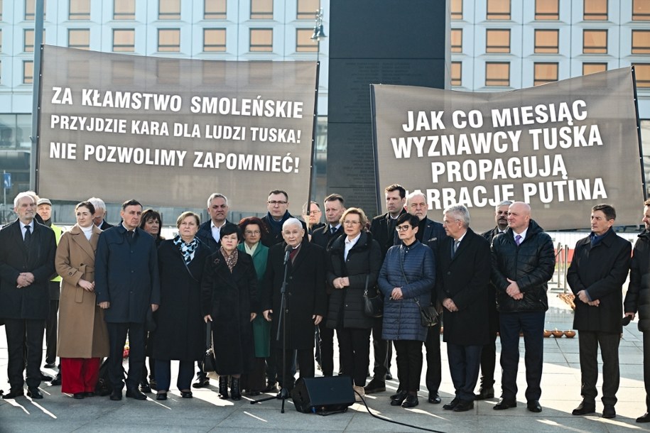 Prezes PiS Jarosław Kaczyński wśród polityków Prawa i Sprawiedliwości /Radek  Pietruszka /PAP