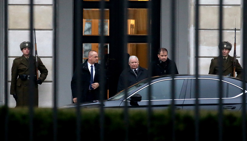 Prezes PiS Jarosław Kaczyński wychodzi po spotkaniu w Pałacu Prezydenckim /Tomasz Gzell /PAP