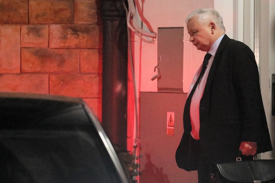 Prezes PiS Jarosław Kaczyński wychodzi ze spotkania z szefem Solidarnej Polski, ministrem sprawiedliwości Zbigniewem Ziobrą /Paweł Supernak /PAP