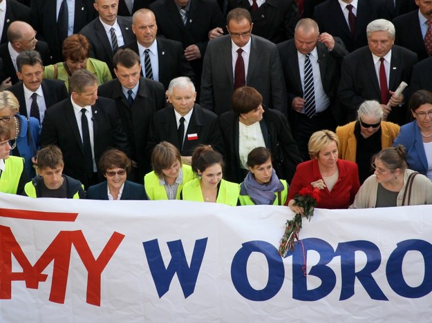 Prezes PiS Jarosław Kaczyński z uczestnikami marszu "Obudź się Polsko" /PAP /PAP