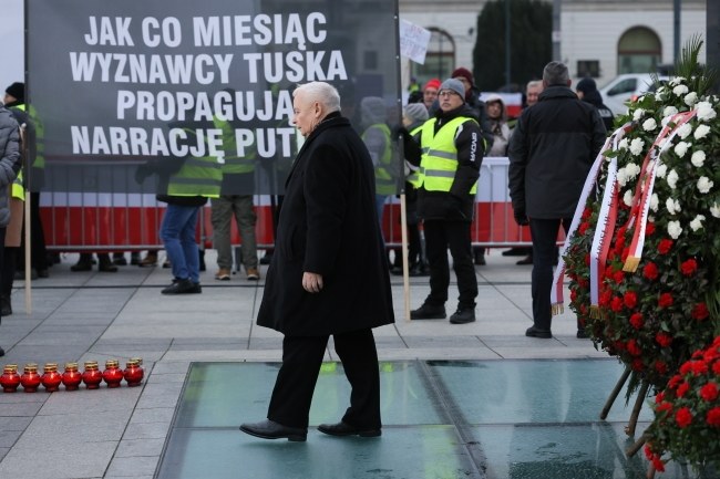 Prezes PiS Jarosław Kaczyński złożył kwiaty przed Pomnikiem Ofiar Tragedii Smoleńskiej 2010 roku na pl. Piłsudskiego w Warszawie /Rafał Guz /PAP