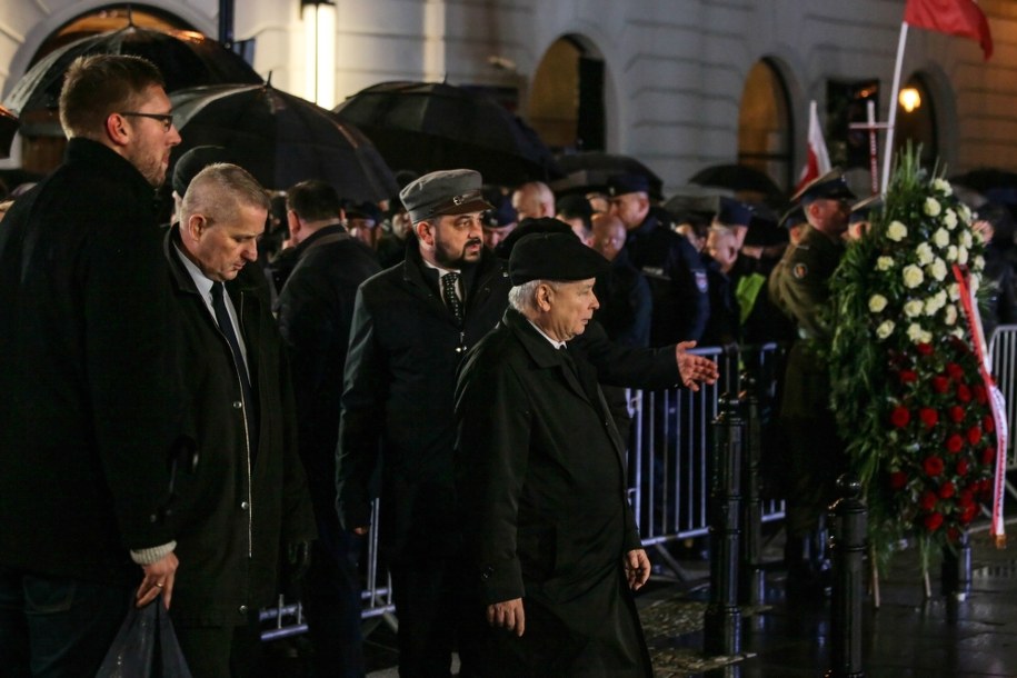 Prezes PiS przed pomnikiem Józefa Piłsudskiego /Mateusz Marek /PAP