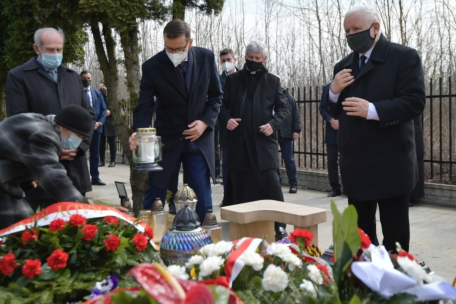Prezes PiS, wicepremier Jarosław Kaczyński oraz premier Mateusz Morawiecki podczas uroczystości złożenia kwiatów na grobie Tomasza Merty na cmentarzu w warszawskim Grabowie / 	Marcin Obara  /PAP