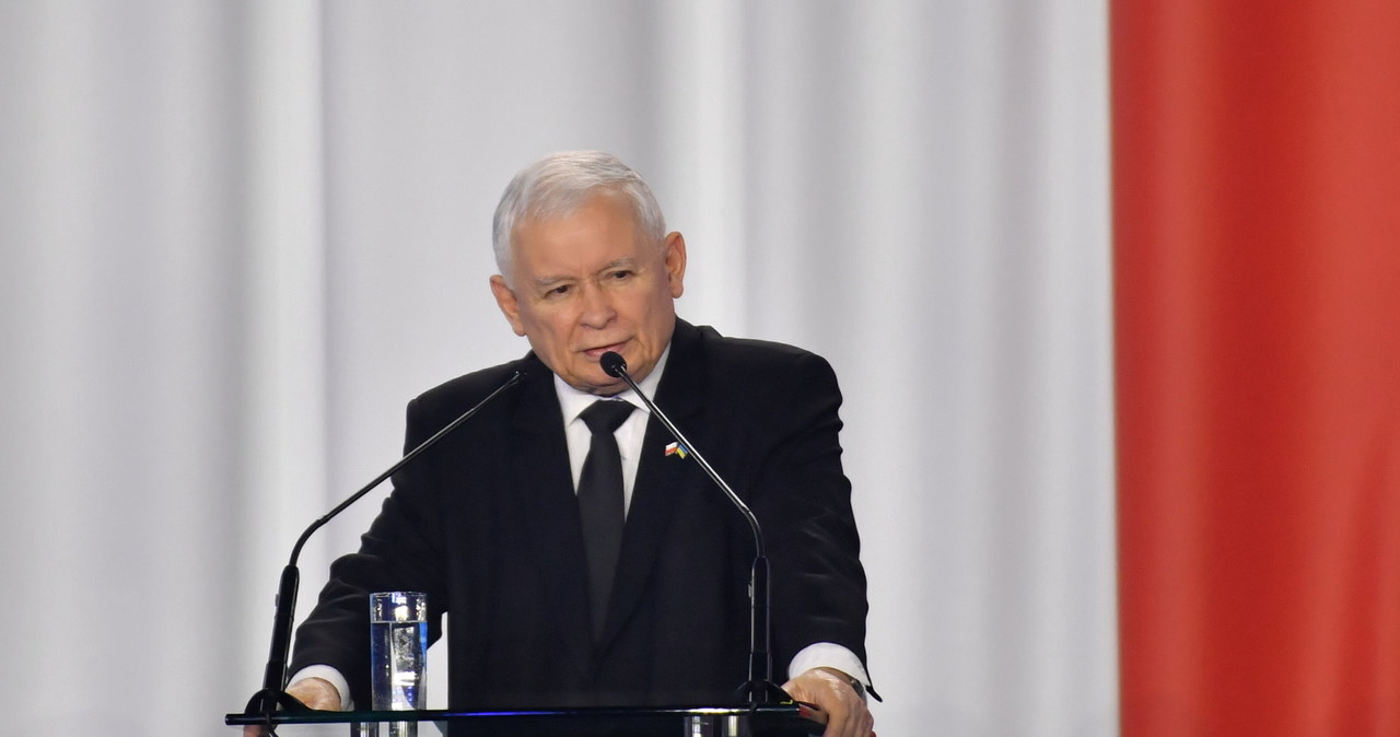 Prezes PiS, wicepremier Jarosław Kaczyński podczas konwencji Prawa i Sprawiedliwości w Mareckim Centrum Edukacyjno–Rekreacyjnym w Markach k. Warszawy, 4 czerwca br. Konwencja poświęcona jest programowi partii na najbliższe miesiące /Radek Pietruszka /PAP