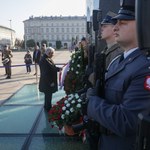 Prezes PiS zniszczył wieniec przed pomnikiem smoleńskim. Sprawę wyjaśnia prokuratura