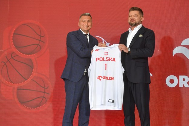Prezes Polskiego Związku Koszykówki Radosław Piesiewicz (L) i członek zarządu PKN Orlen Adam Burak /Piotr Nowak /PAP
