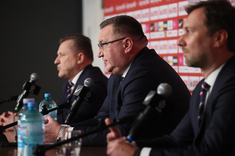 Prezes Polskiego Związku Piłki Nożnej Cezary Kulesza, Czesław Michniewicz i rzecznik prasowy PZPN Jakub Kwiatkowski / 	Leszek Szymański    /PAP