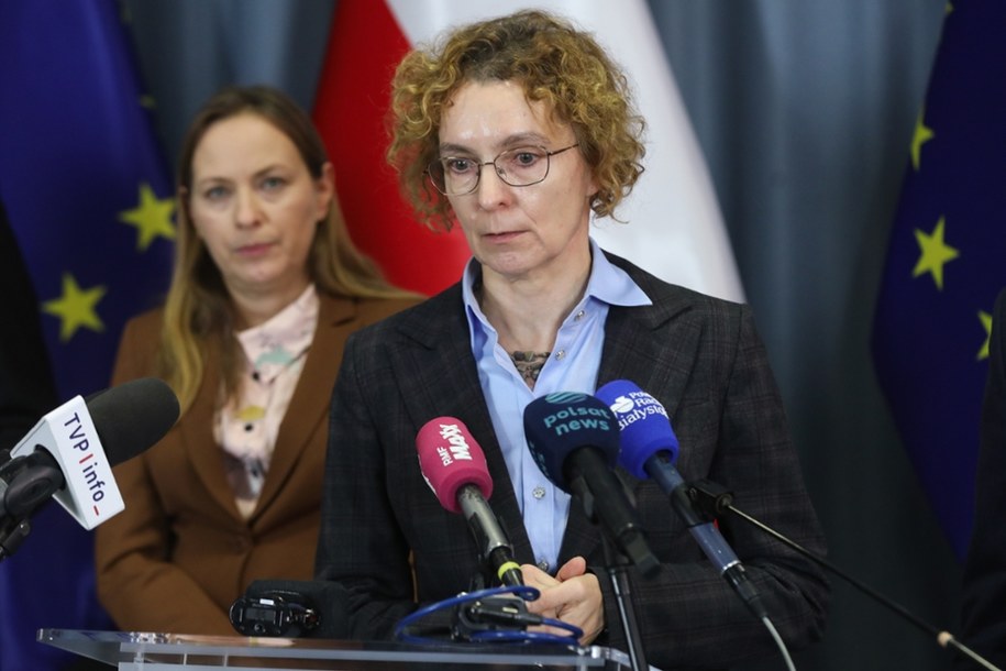Prezes Polskiej Agencji Rozwoju Przedsiębiorczości Katarzyna Duber-Stachurska (C), a za nią minister funduszy i polityki regionalnej Katarzyna Pełczyńska-Nałęcz - podczas konferencji prasowej w grudniu 2024 r. /Artur Reszko /PAP