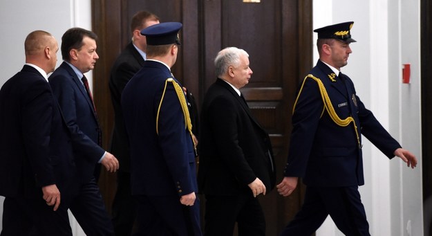 Prezes Prawa i Sprawiedliwości Jarosław Kaczyński (2P) opuszcza Sejm /Radek Pietruszka /PAP