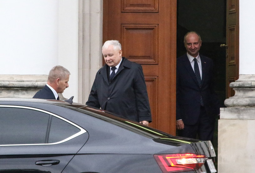 Prezes Prawa i Sprawiedliwości Jarosław Kaczyński (C) opuszcza Belweder po spotkaniu z prezydentem Andrzejem Dudą /Marcin Obara /PAP